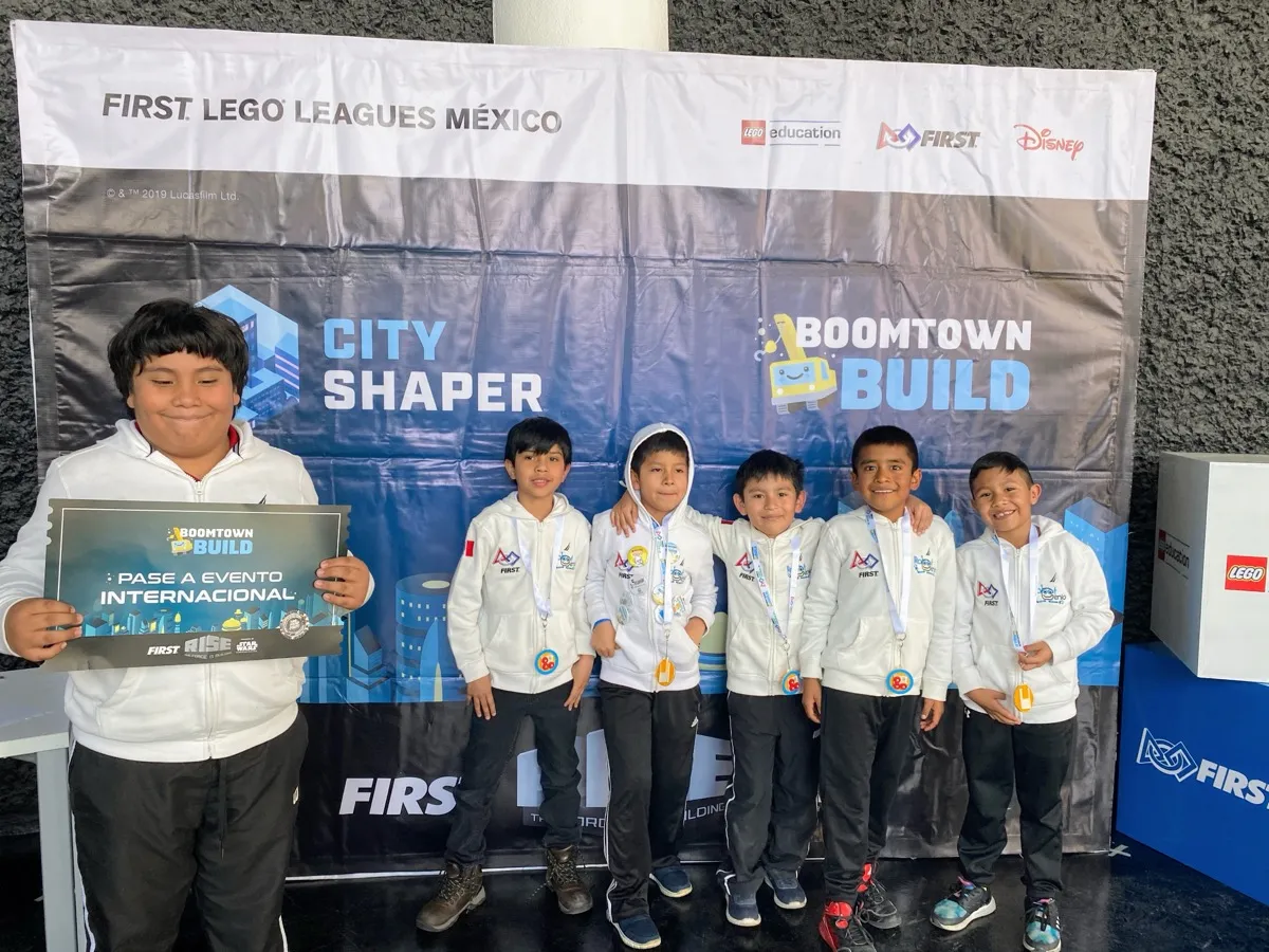 Estudiantes de RobotGenio