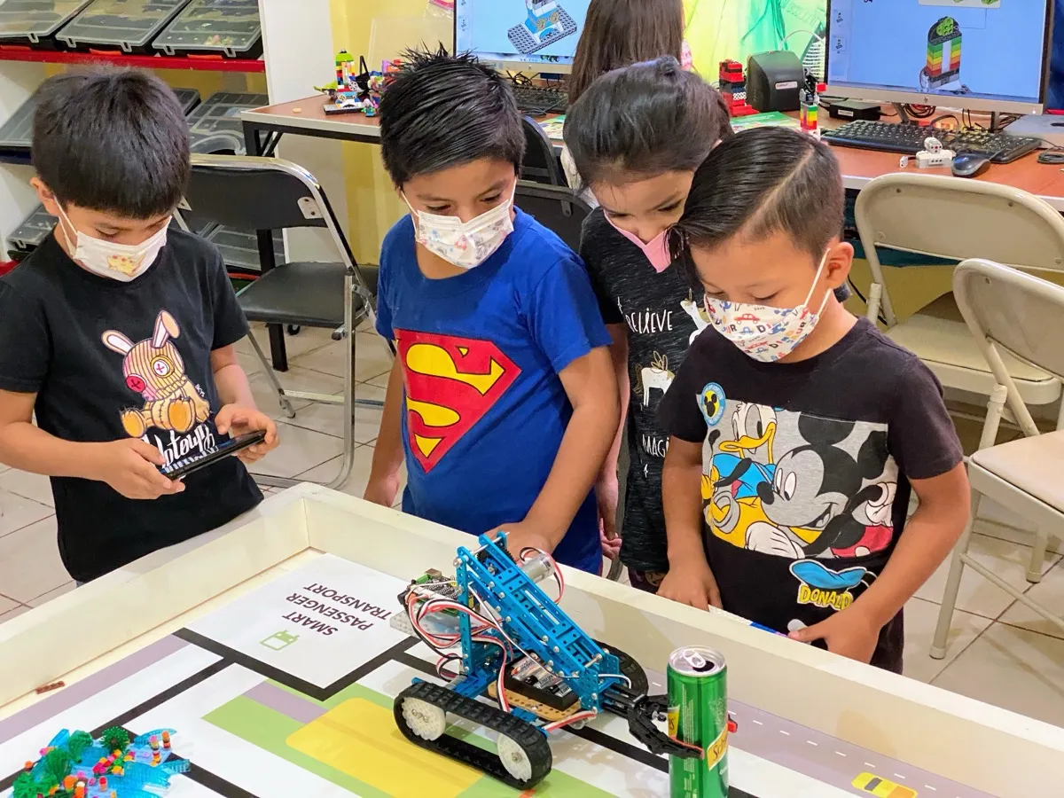 Estudiantes de RobotGenio