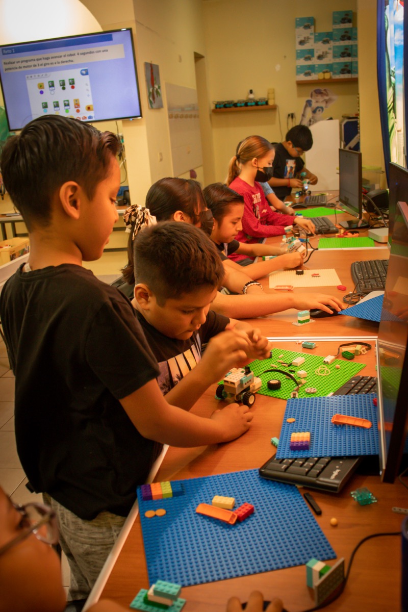 Niños RobotGenio trabajando